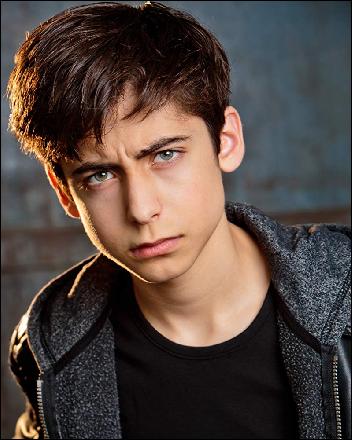 Aidan-Gallagher-3393469 (799x1000, 101 kБ...)