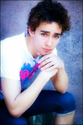 robert-sheehan076 (500x750, 62 kБ...)