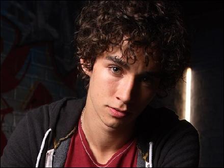 robert-sheehan102 (500x376, 36 kБ...)